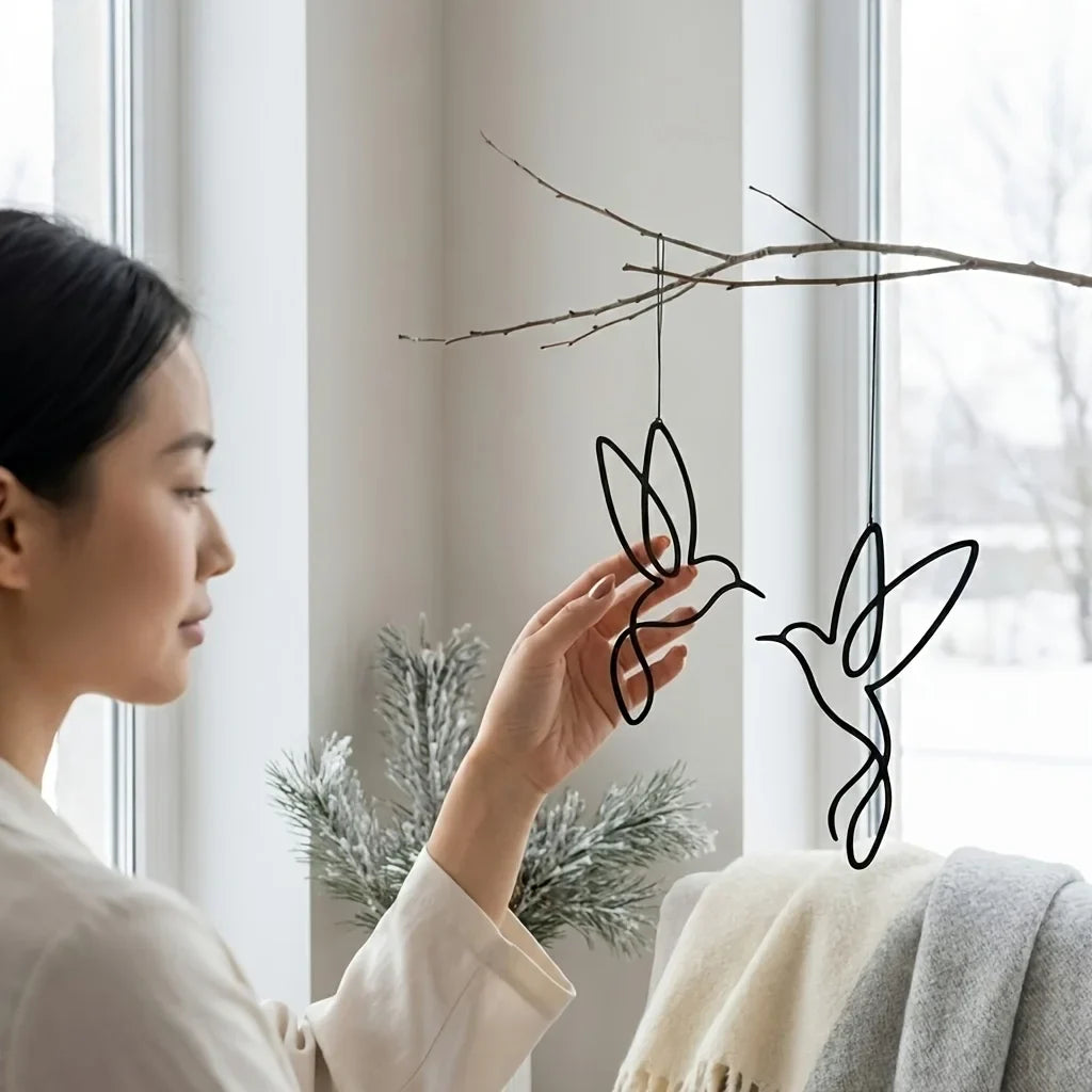 Två trädgårdsstickor i järn med kolibrisiluett för rabatt eller kruka