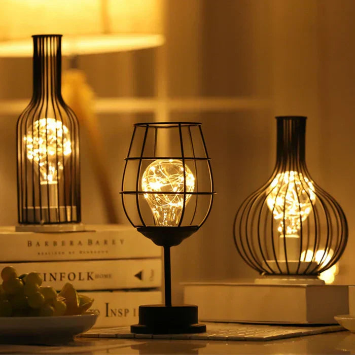 Bordslampa i metall med LED-belysning på ett sidobord