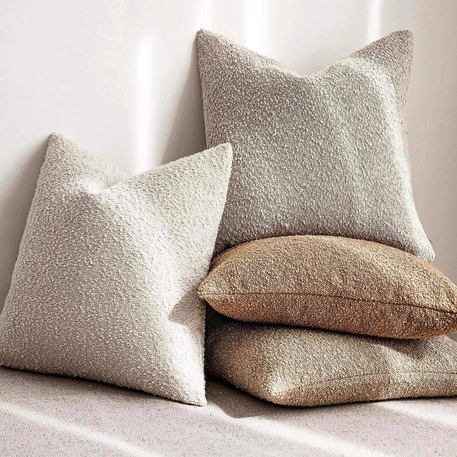 Kuddfodral i bouclépolyester sett framifrån på ljus bakgrund