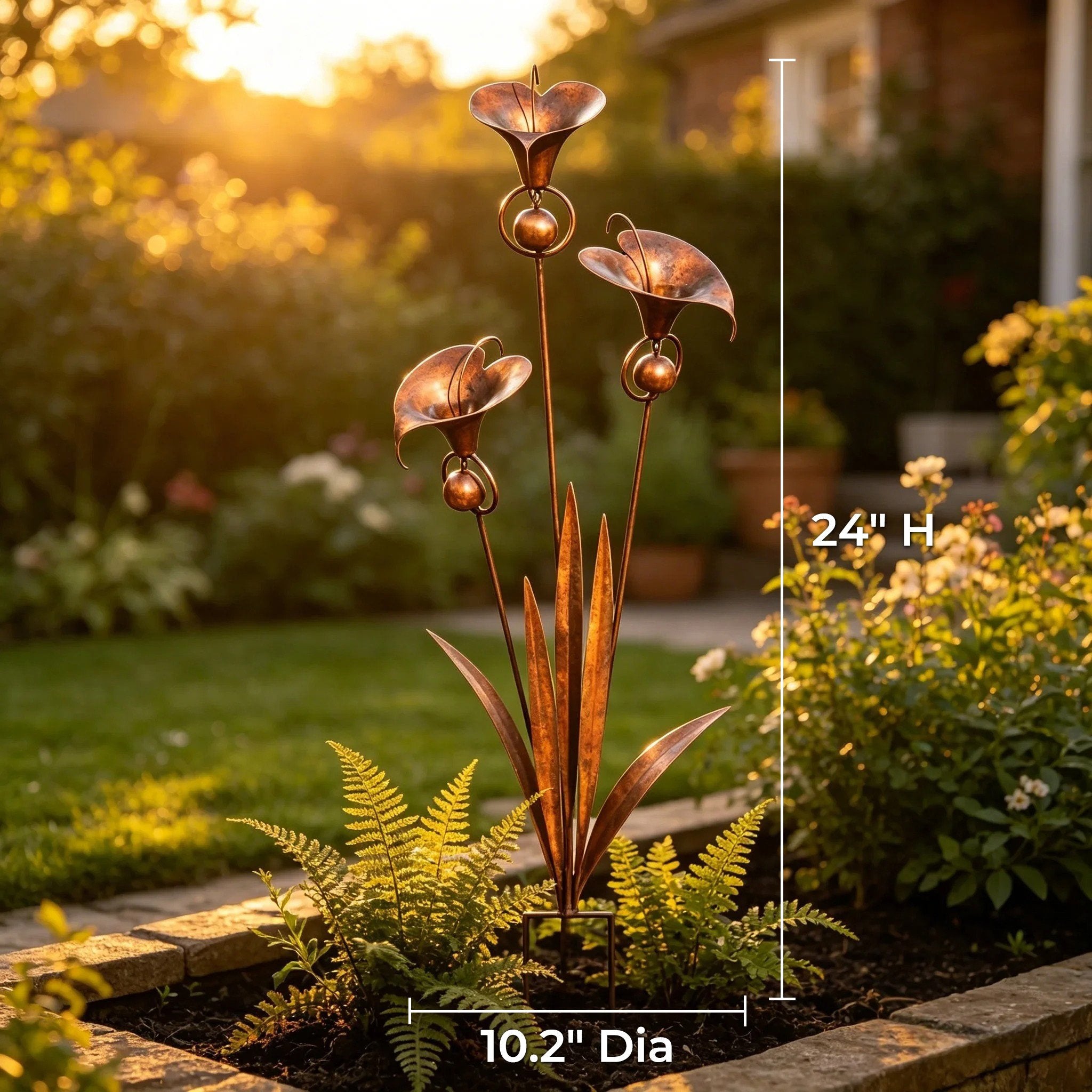 Detaljbild av metallstav och blomsterdesign på utomhusdekoration med vindspel