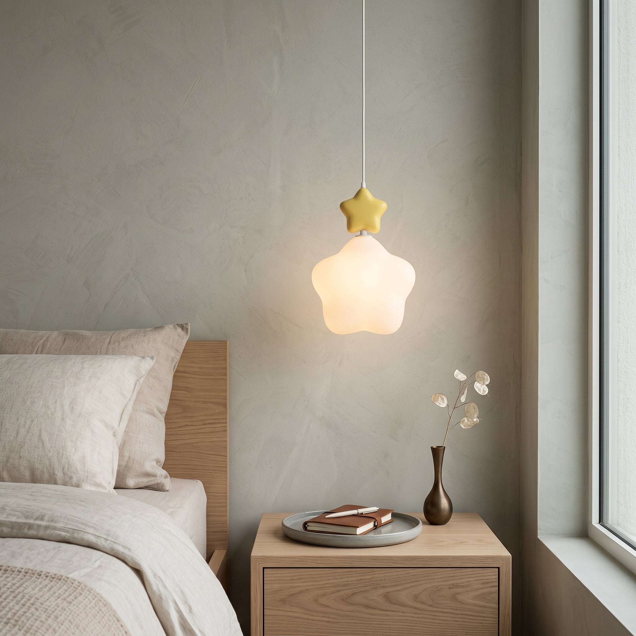 Närbild av barnlampa med molnform och stjärndetaljer