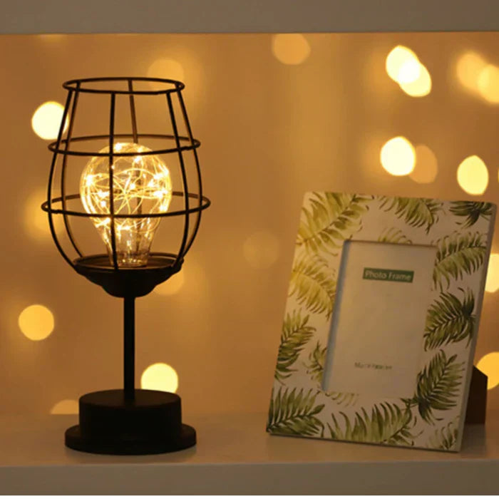 Elegant LED-bordslampa i metall i modern inredningsmiljö