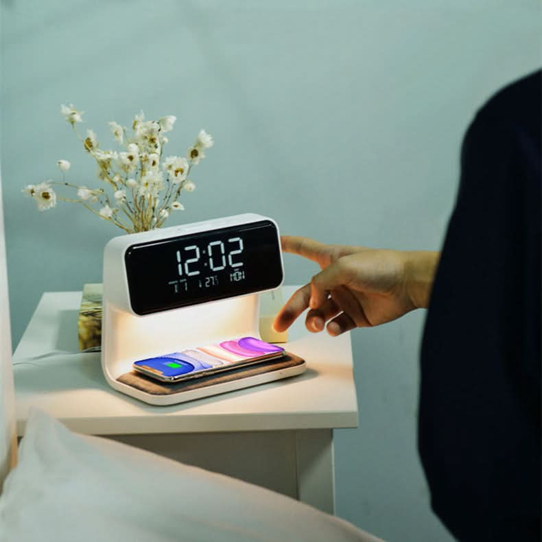 Närbild på bordslampans LCD-display och touchknappar