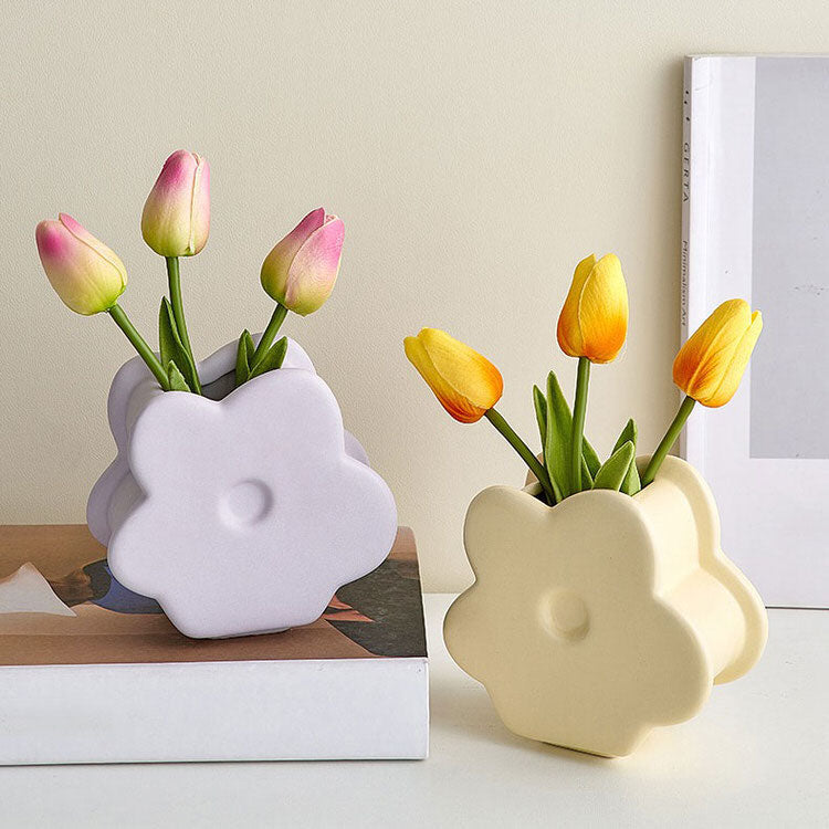 Keramiskt vas i blomform pastellfärgad