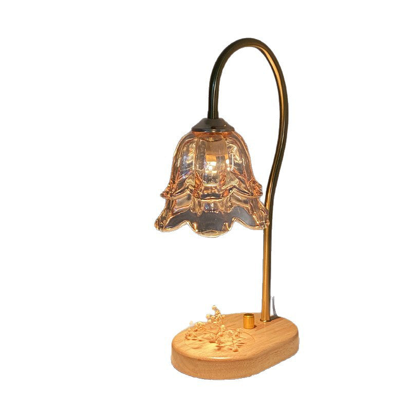 Stämningsfull bordslampa i glas med trädetaljer i varm belysning