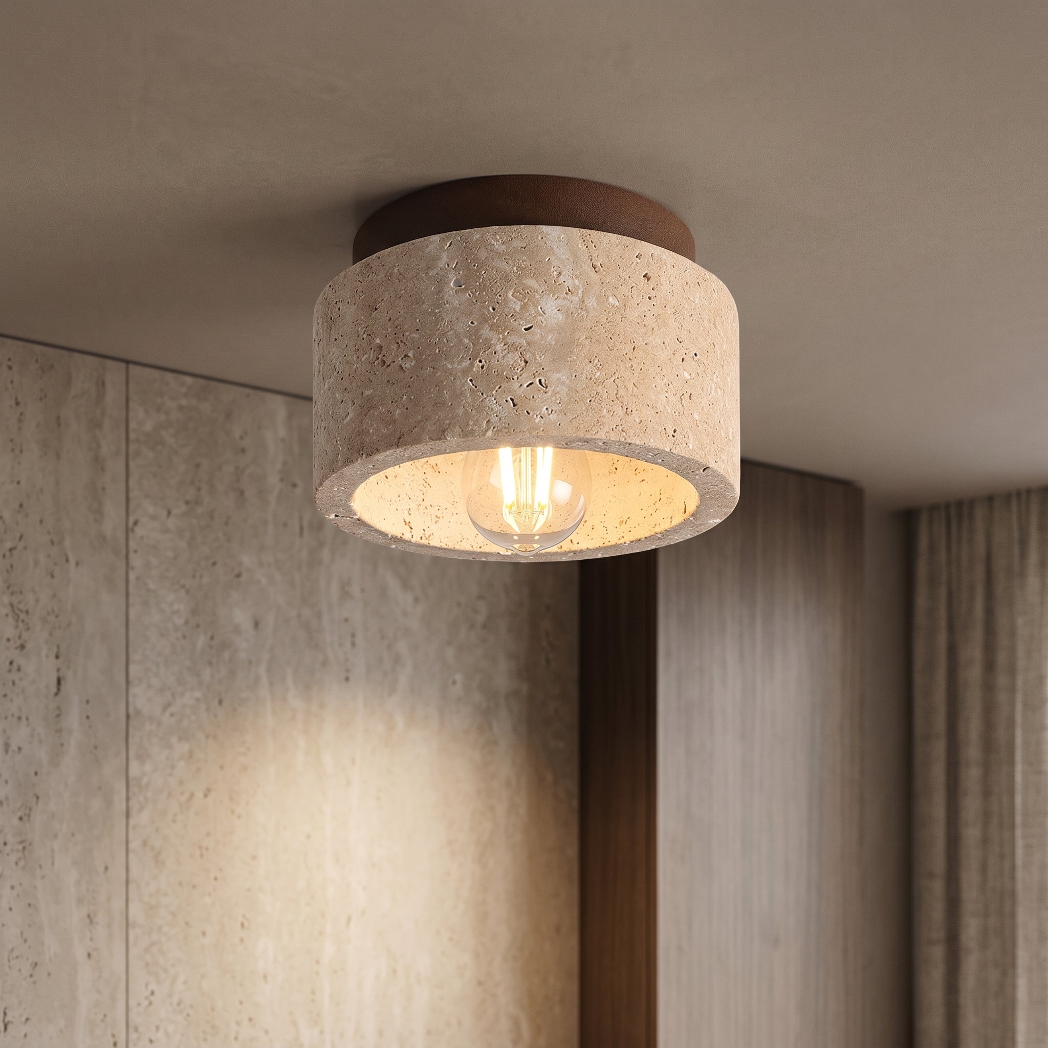 Taklampa i gips och trä i vinklad vy som visar den cylinderformade designen