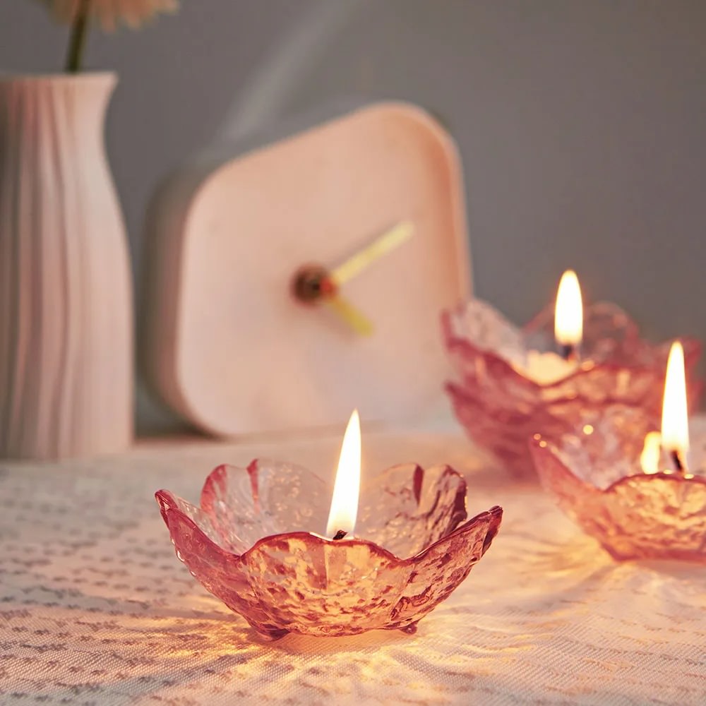 Ljuslykta i keramik med rosa blomdesign