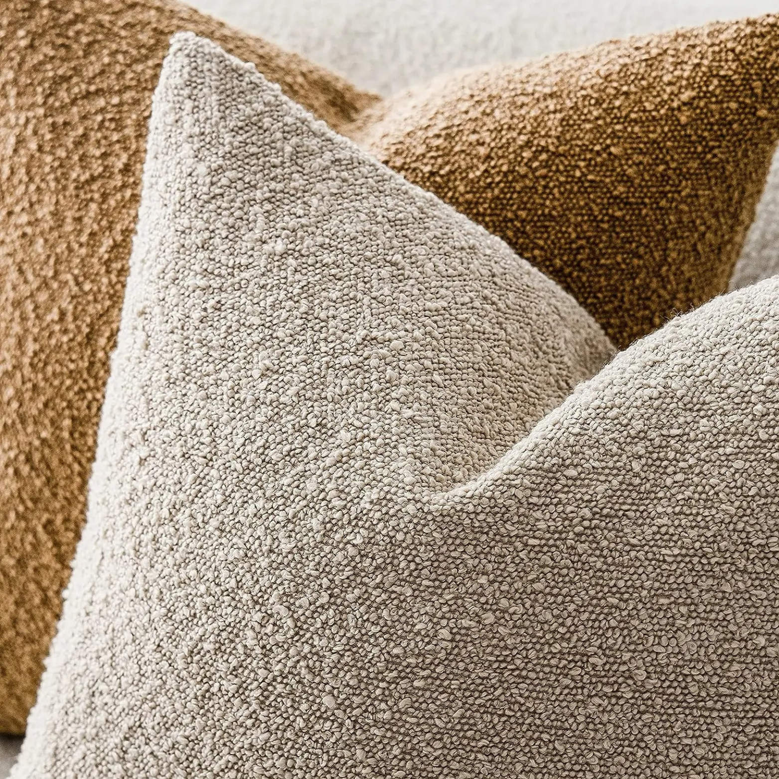 Dekorativt kuddfodral i polyester på säng i sovrum