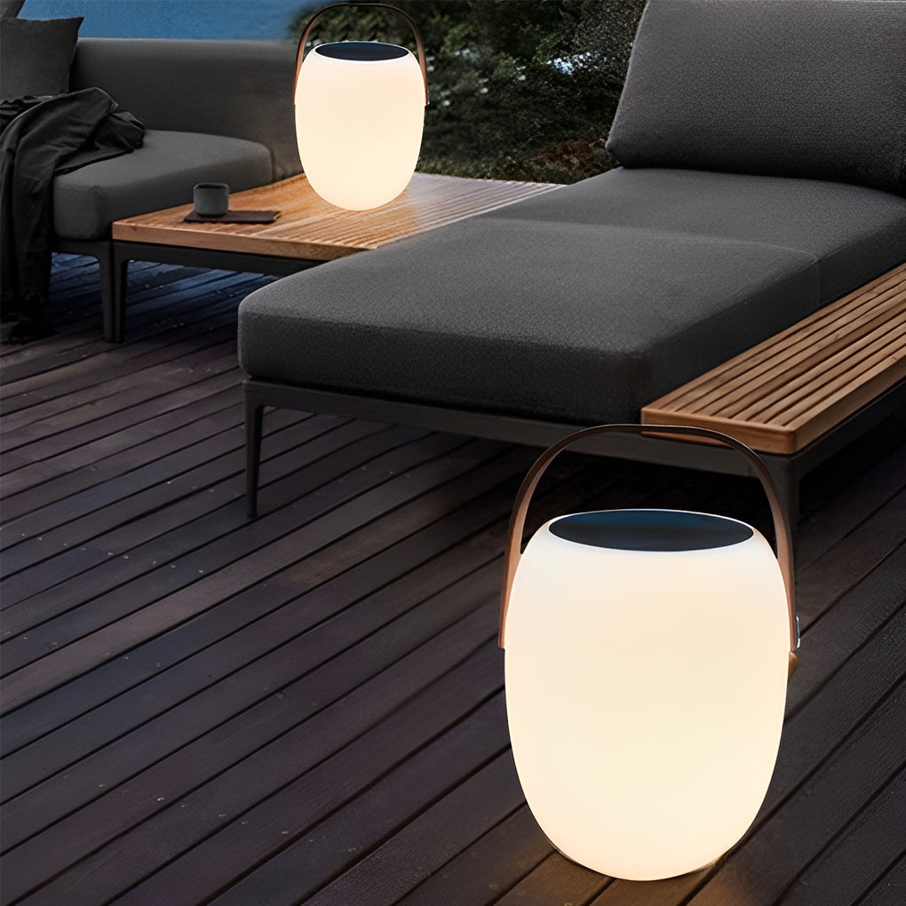 Närbild av solcellslampa för utomhusbruk med modern design