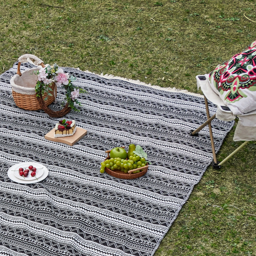 Picknickfilt utbredd för camping och utflykt i naturen