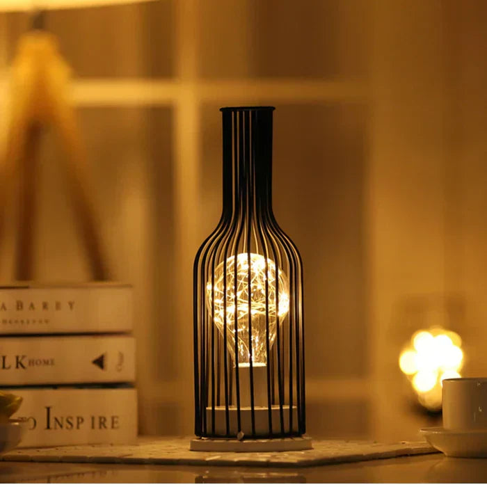 Närbild av bordslampans metallfot och integrerade LED-ljus