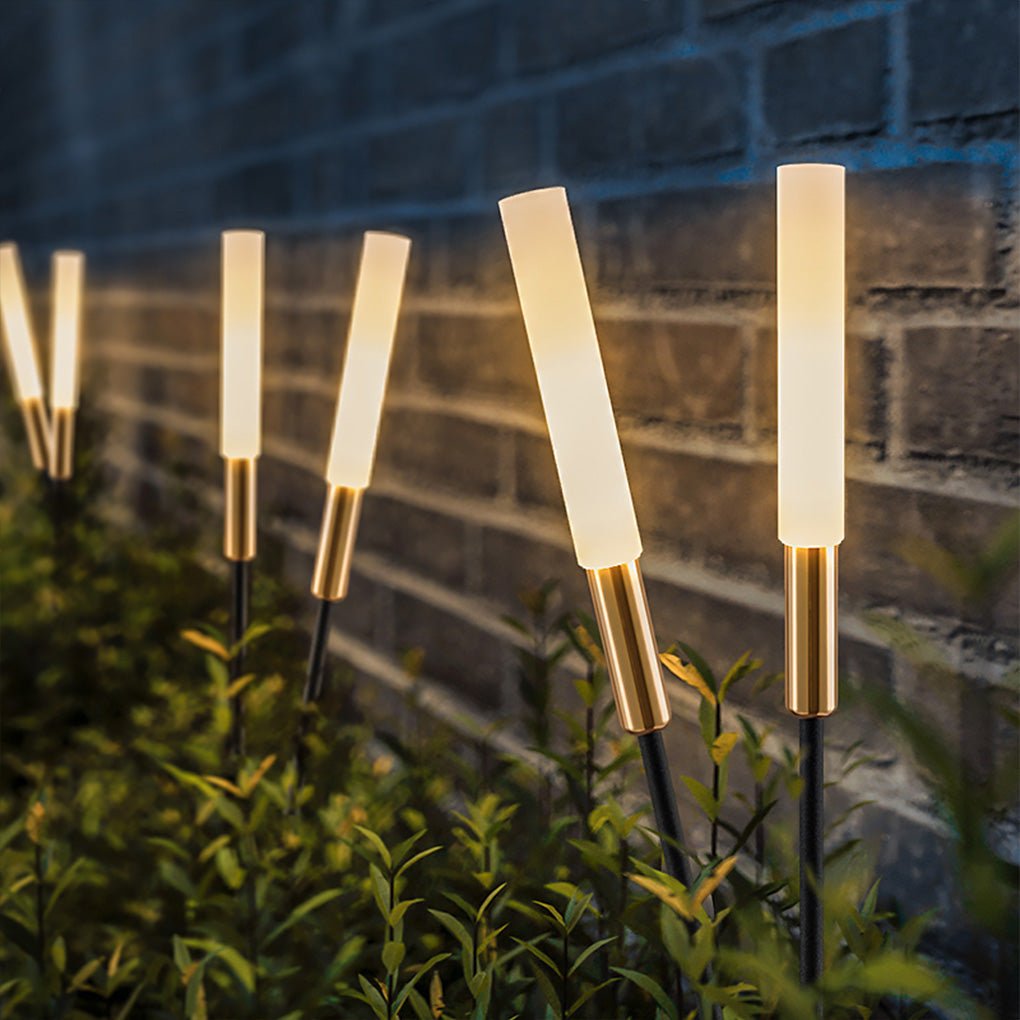 Solcellsdriven trädgårdslampa formad som vass sedd framifrån