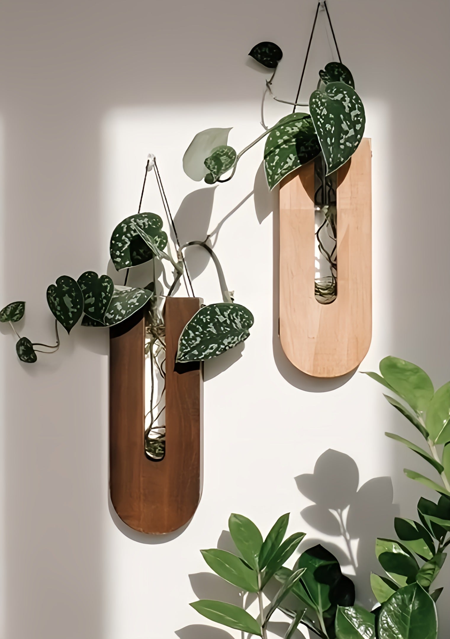 Set med väggmonterade blomsterhållare i trä, rustik design