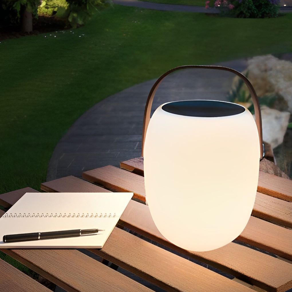 Utomhuslampa med solpanel och USB-laddning i en trädgårdsmiljö