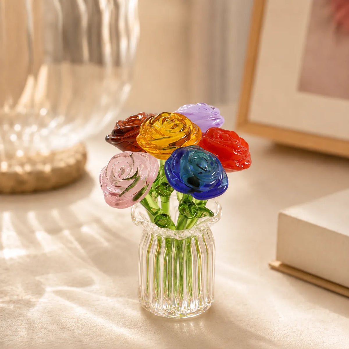 Konstblommor med glasvas som dekorativ presentidé