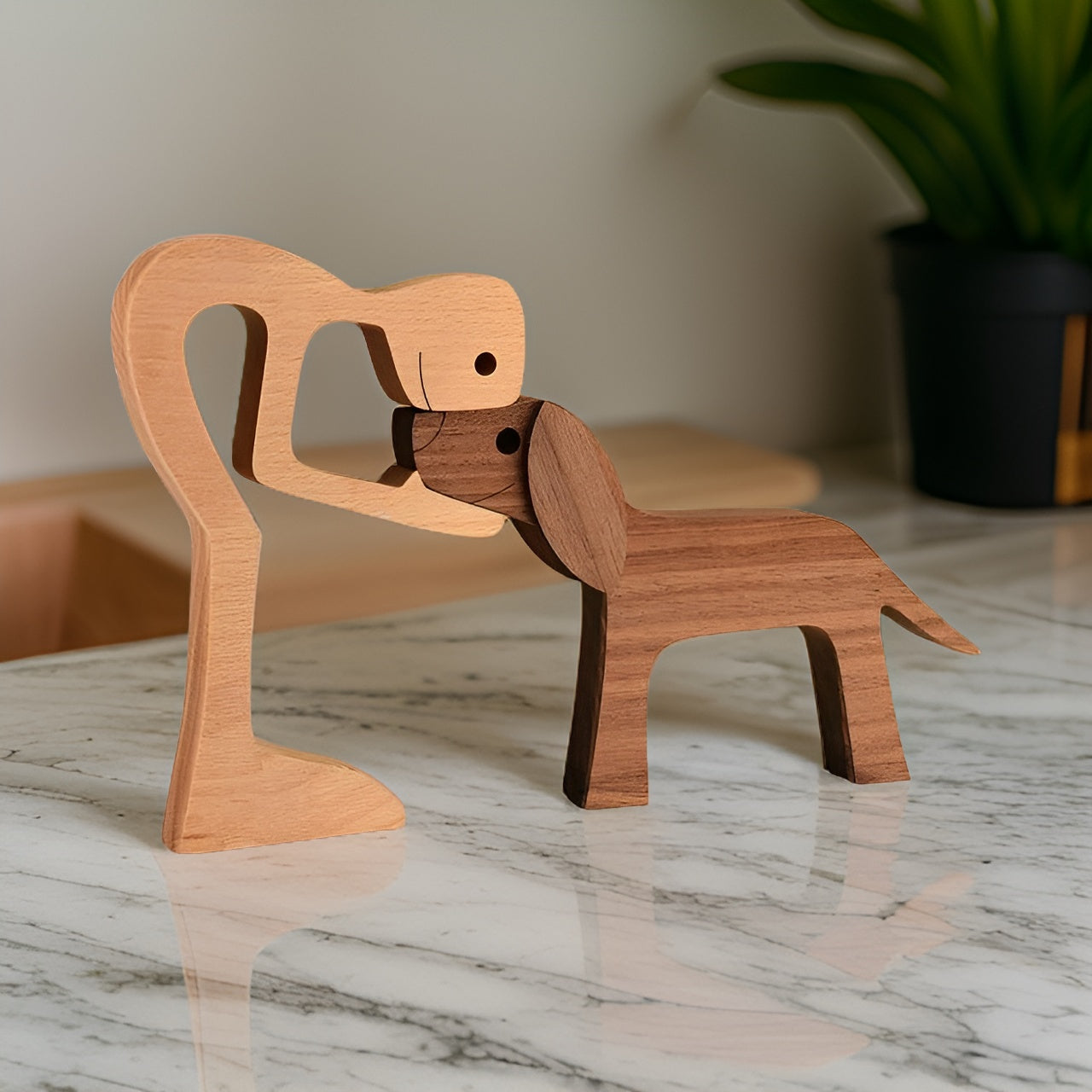 Träskulptur av hund och människa handgjord figur