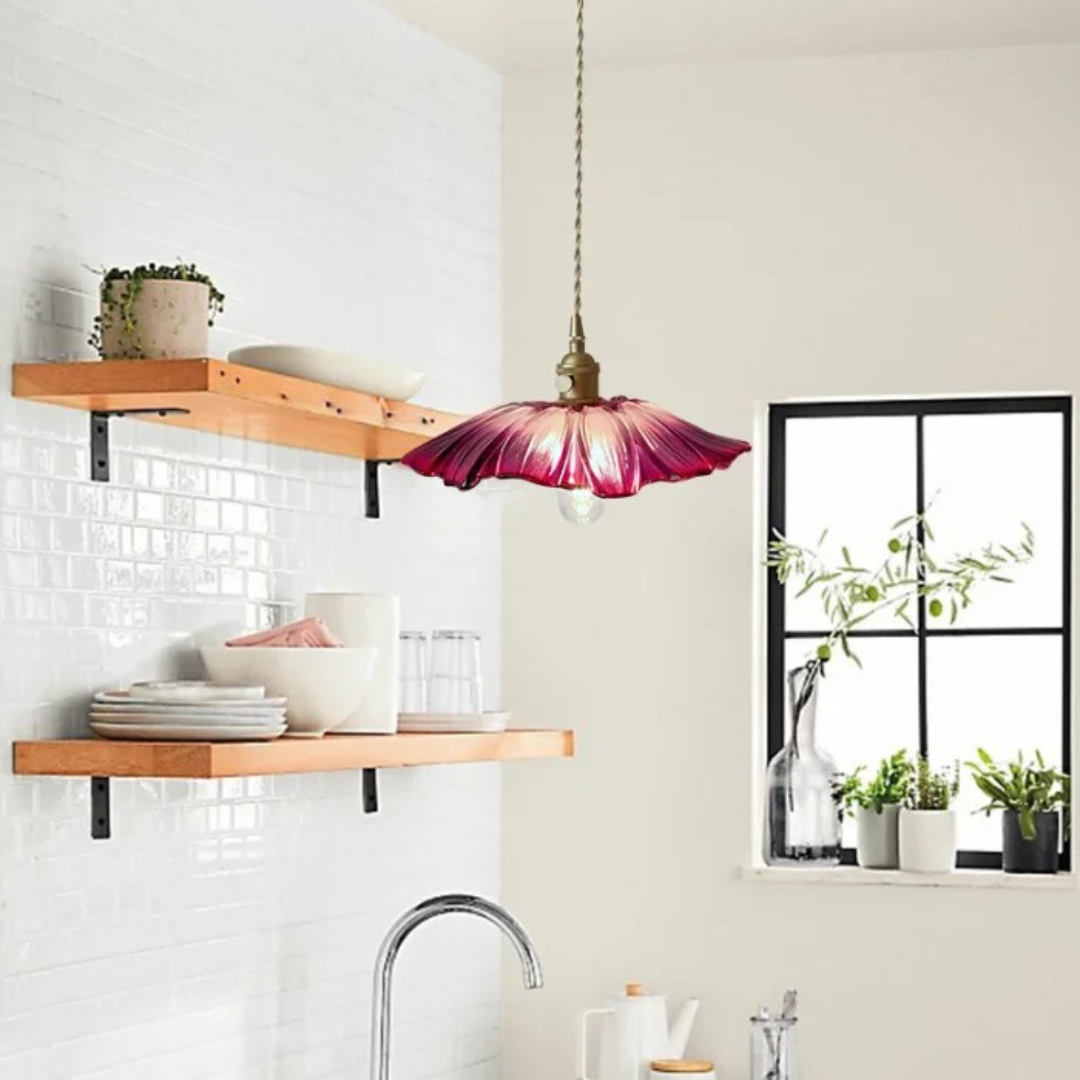 Hängande glaslampa med elegant retrodesign