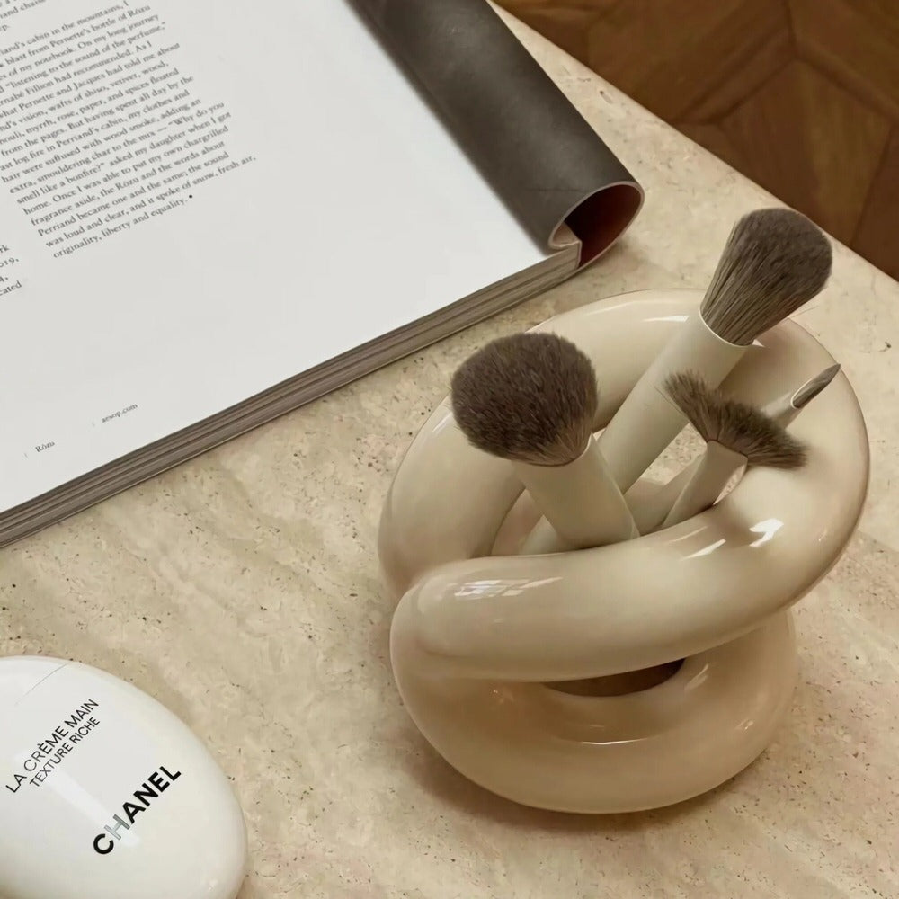 Keramiskt sminkborstställ med kurvig design