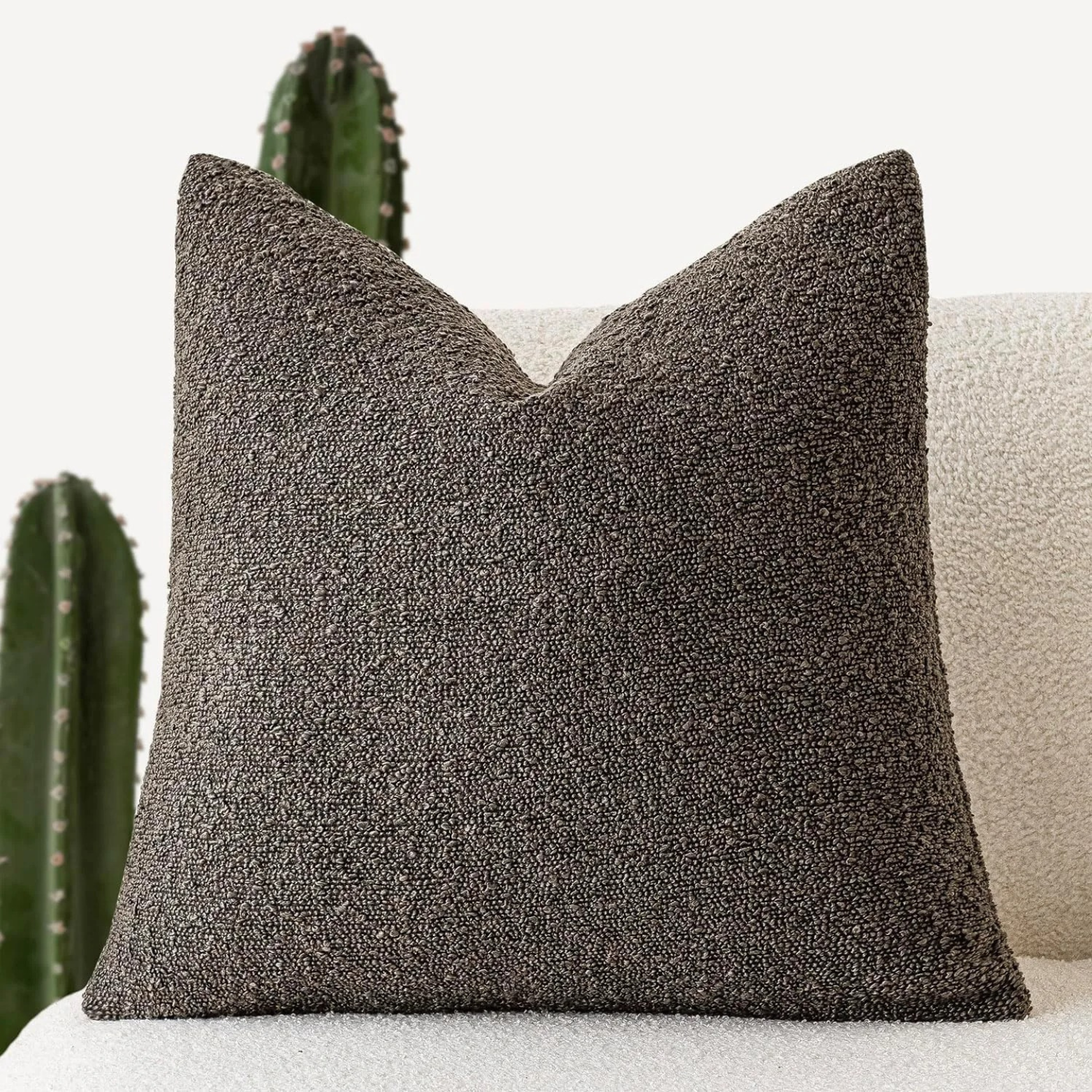 Detaljbild av kuddfodralets söm och texturerade boucléyta