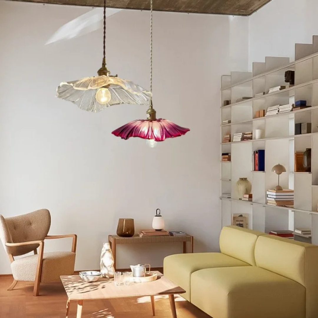 Hänglampa i glas med vintageinspirerad lotusdesign