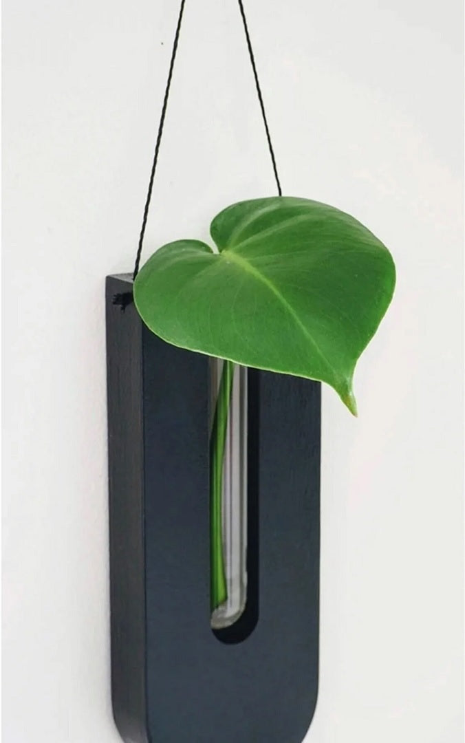 Set med väggmonterade blomsterhållare i trä, rustik design