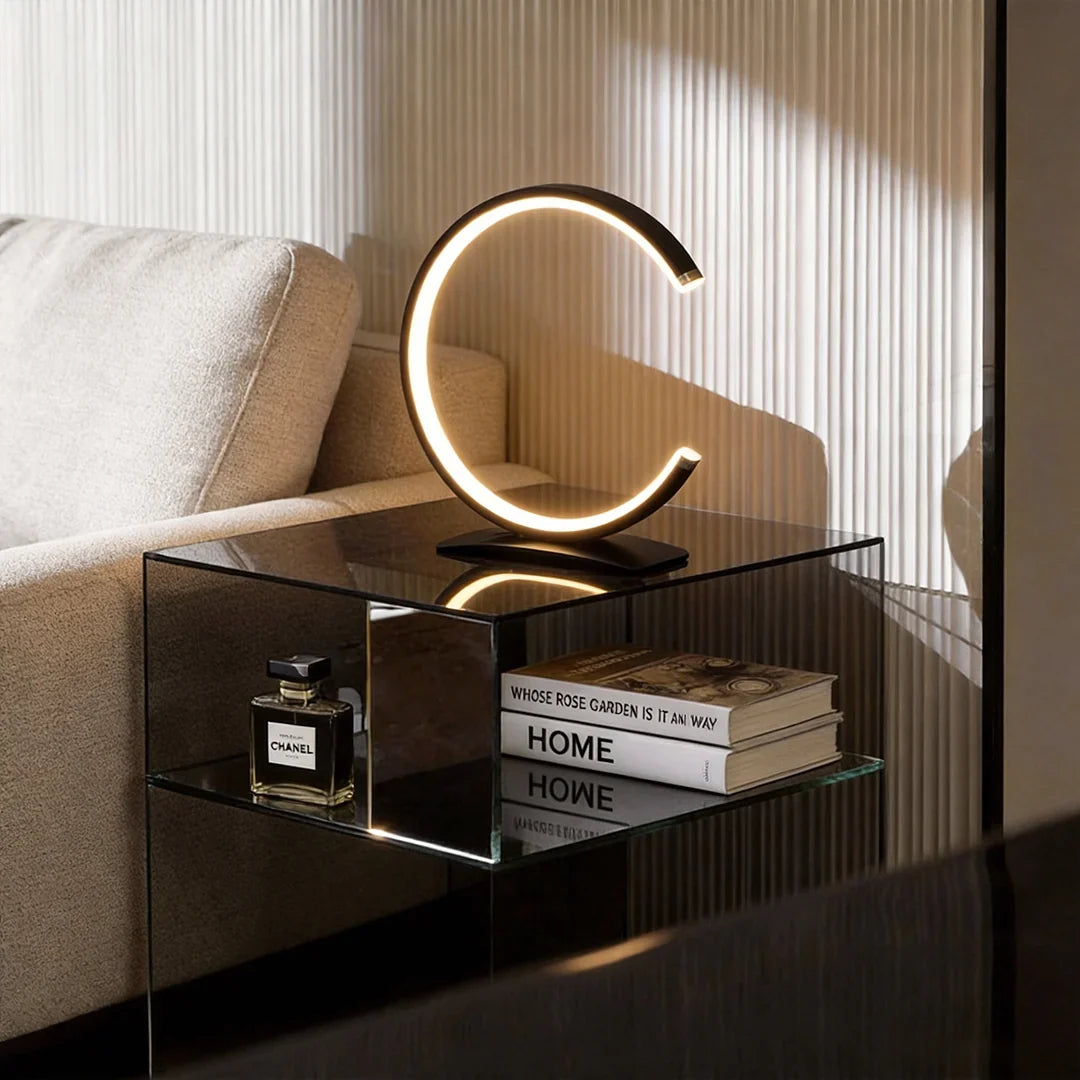 Närbild av den C-formade LED-bordslampans design