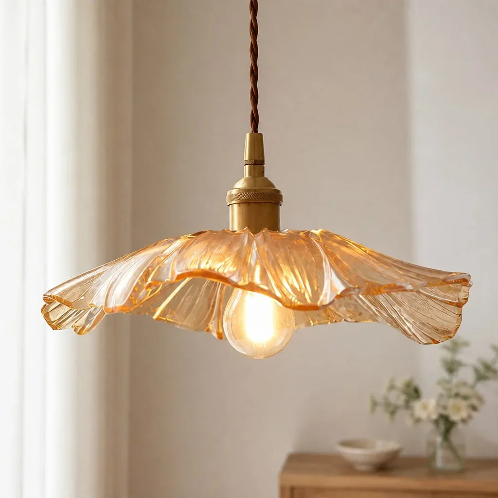 Elegant taklampa i vintageglas med dekorativ skärm