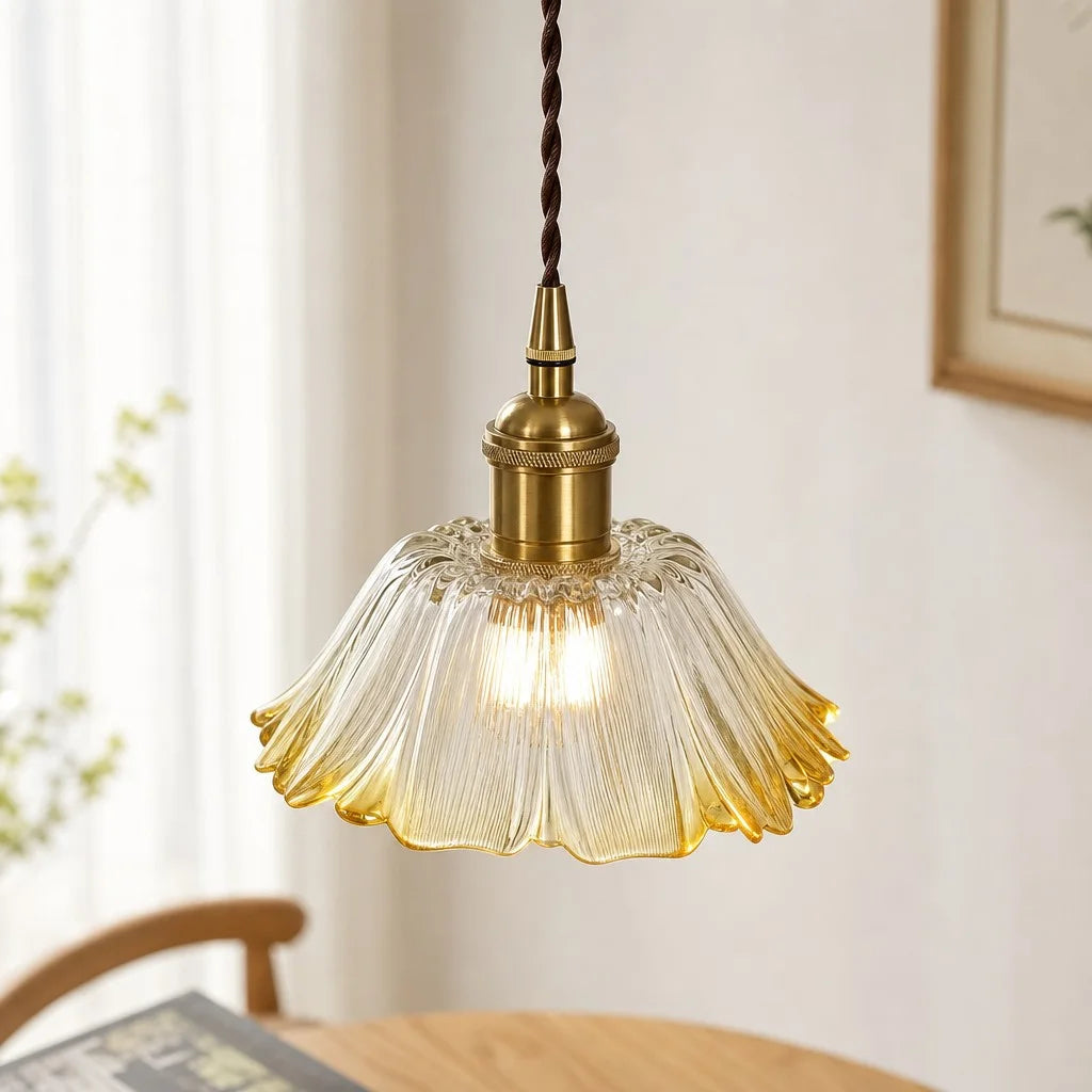 Taklampa I Vintageglas Med Blomformad Skärm