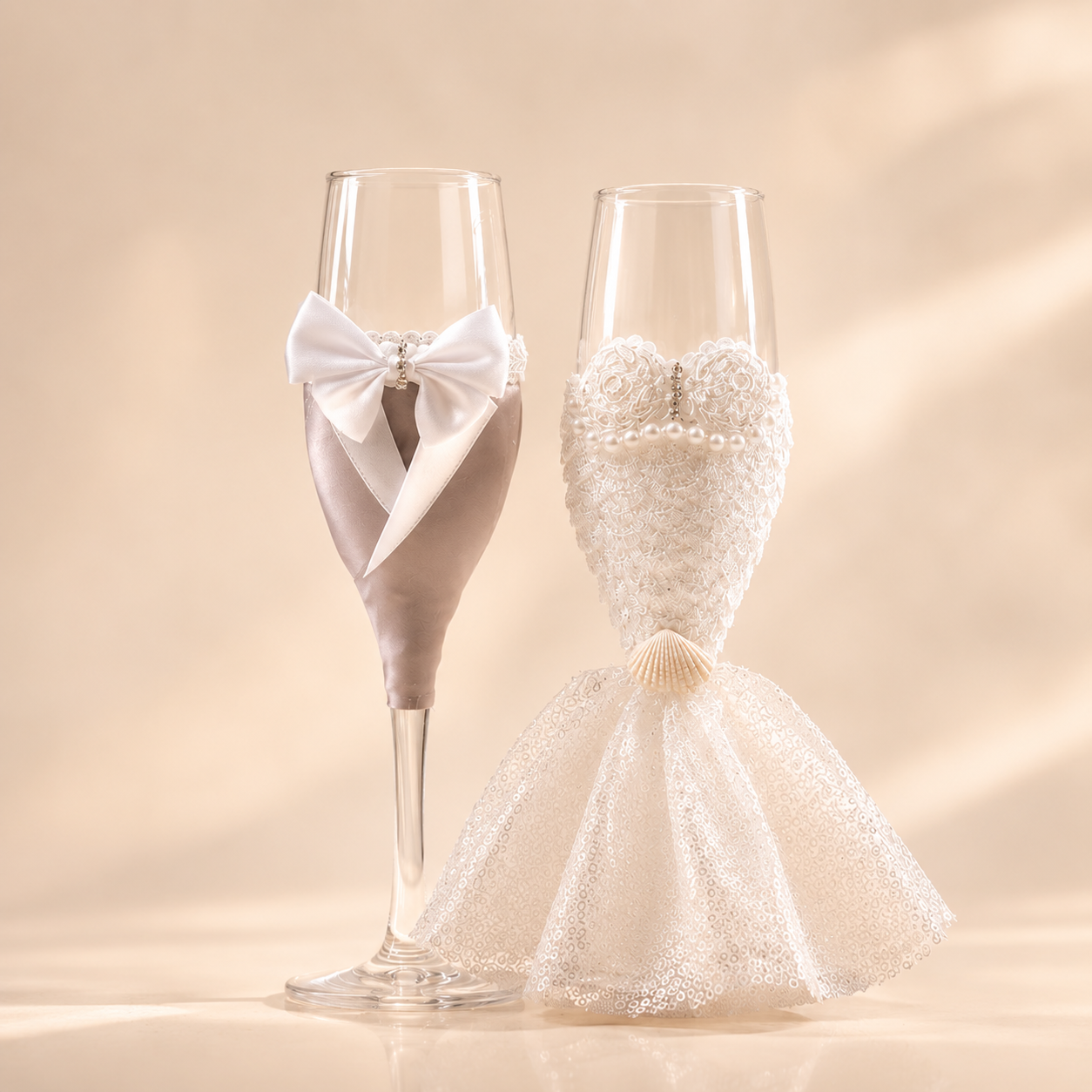Närbild på eleganta champagneglas med dekorativa detaljer