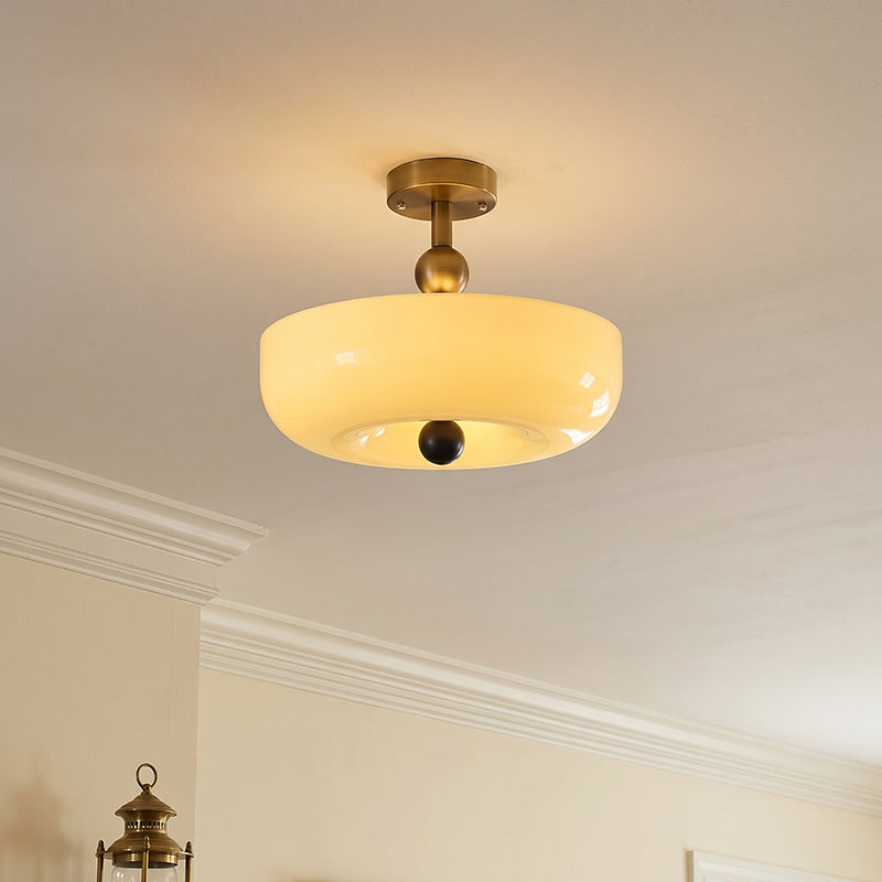 Taklampa med rÀfflad glaskupa i elegant design