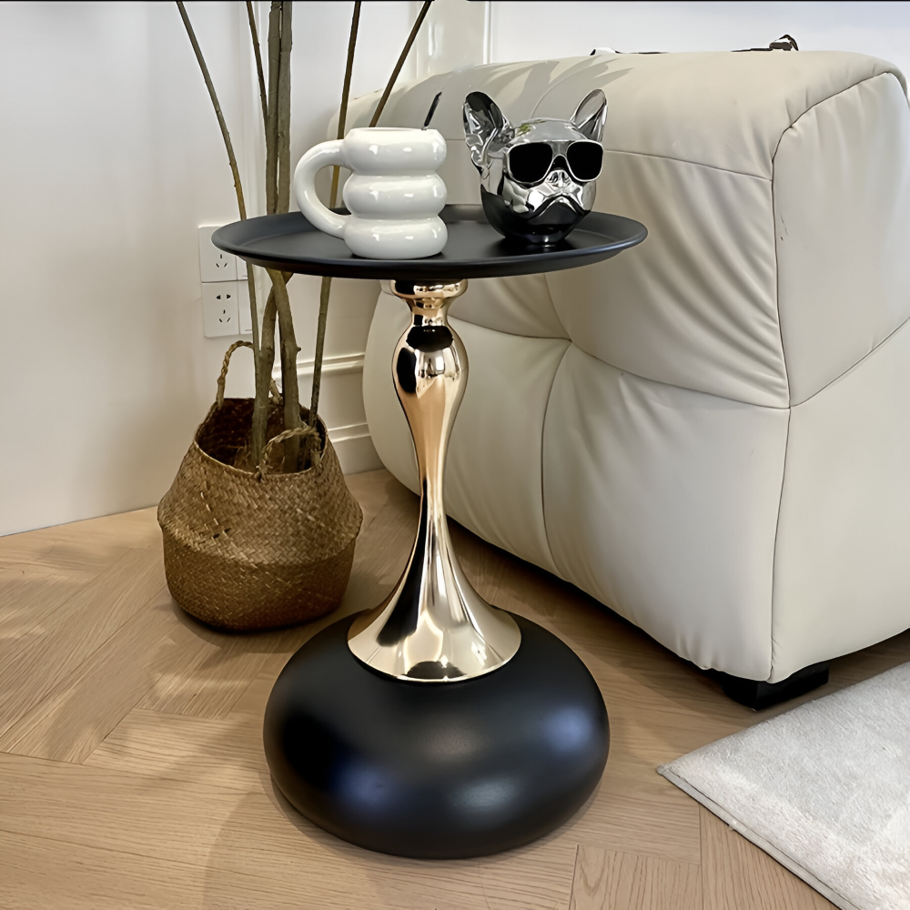 Elegant Rund Vit Sidobord med Guldbas - Samtida Minimalistiskt Metallbord