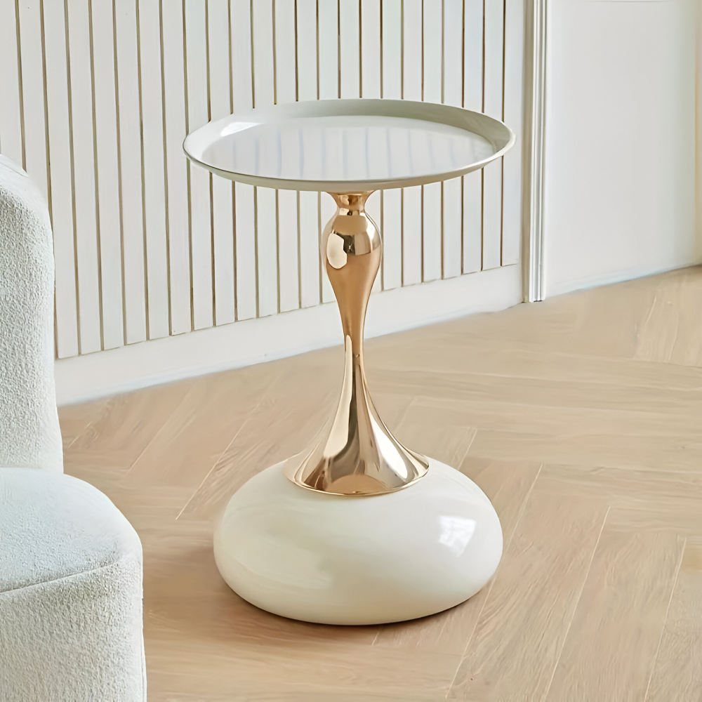 Elegant Rund Vit Sidobord med Guldbas - Samtida Minimalistiskt Metallbord