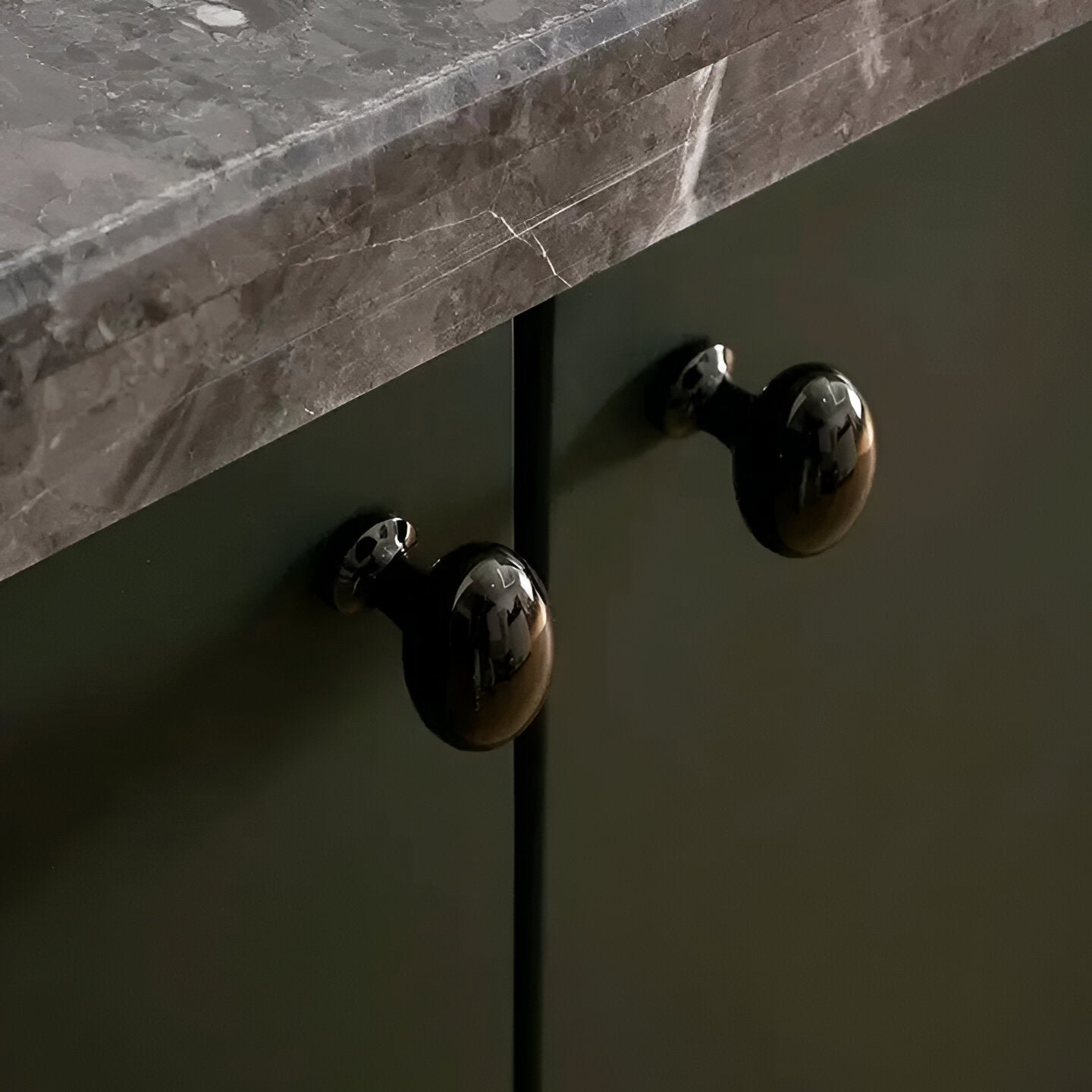 Eleganta Massiva Messingskåpsknoppar - Premium Italienskt Hantverk