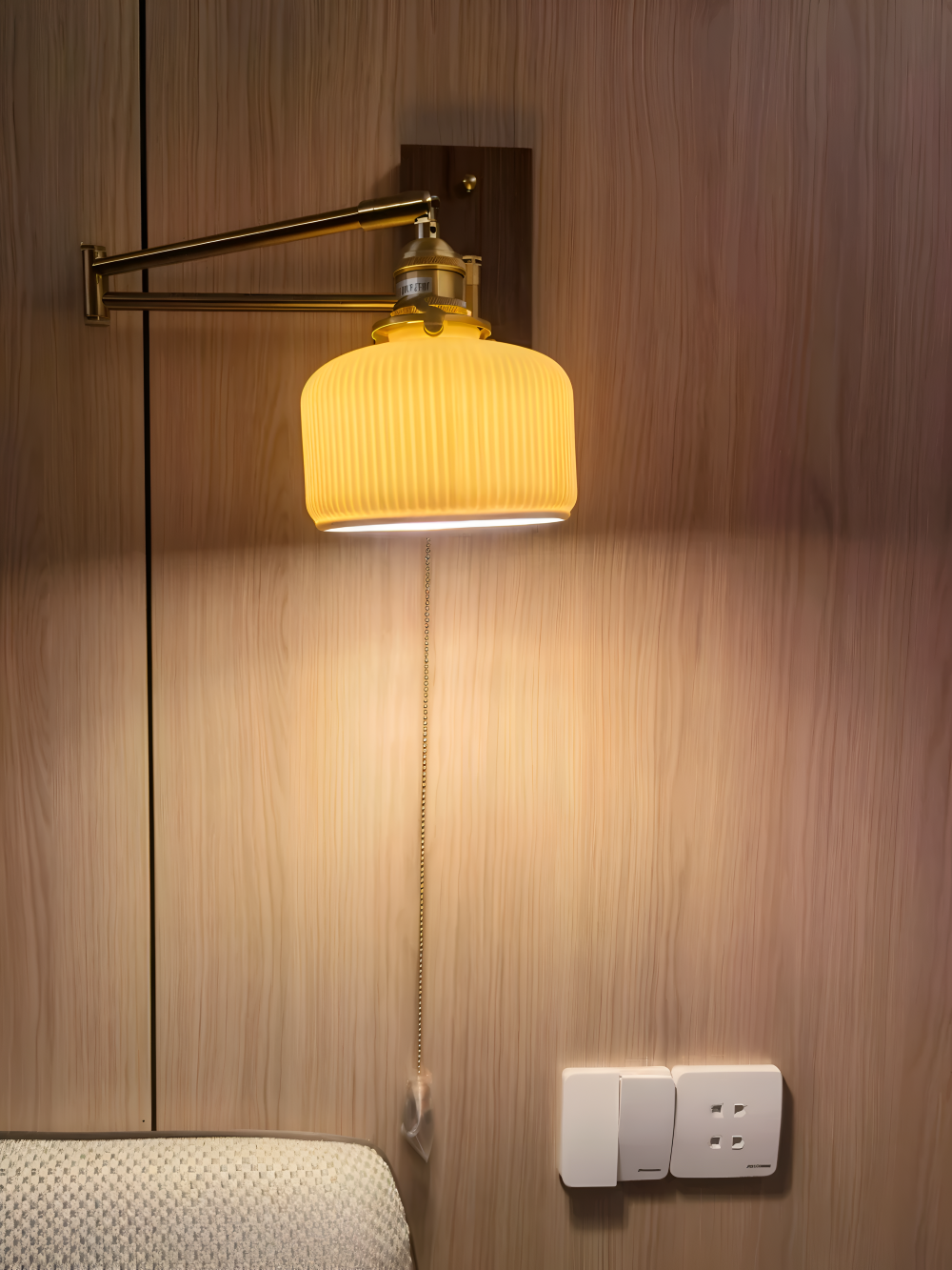 EzyGlow Vägglampa - Stilig Keramisk Ribbad Vägglampa - Justerbara LED Vägglampor med Dragkedjeomkopplare