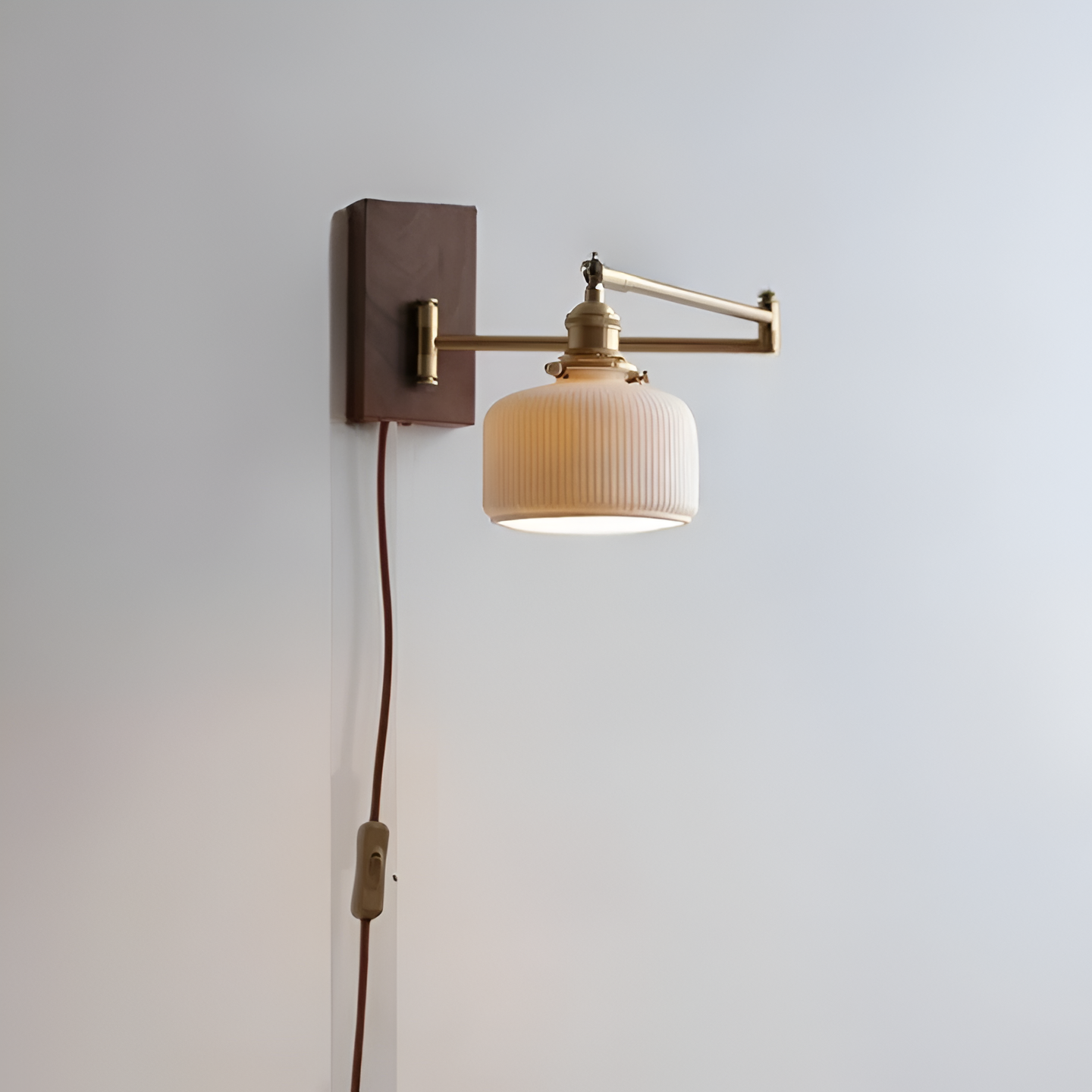 EzyGlow Vägglampa - Stilig Keramisk Ribbad Vägglampa - Justerbara LED Vägglampor med Dragkedjeomkopplare