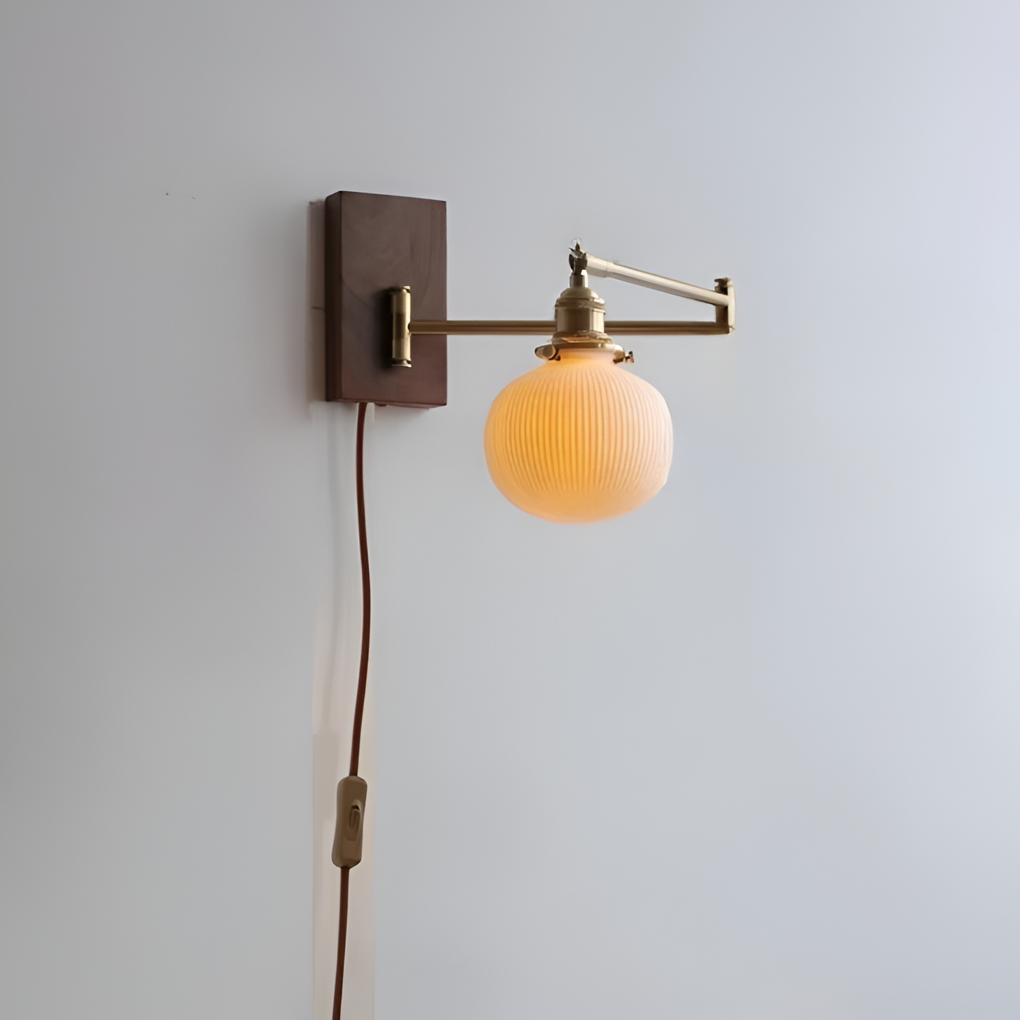 EzyGlow Vägglampa - Stilig Keramisk Ribbad Vägglampa - Justerbara LED Vägglampor med Dragkedjeomkopplare