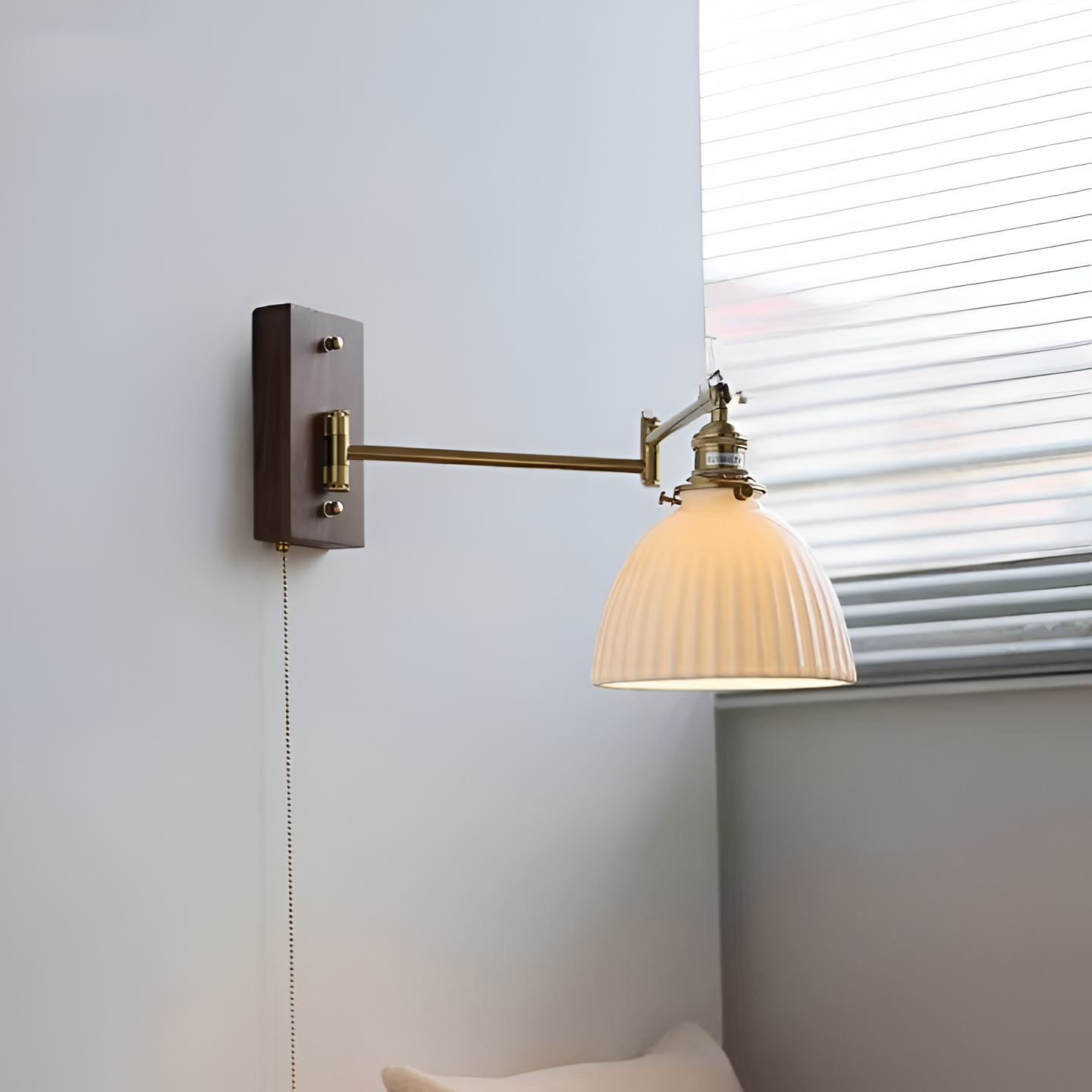 EzyGlow Vägglampa - Stilig Keramisk Ribbad Vägglampa - Justerbara LED Vägglampor med Dragkedjeomkopplare