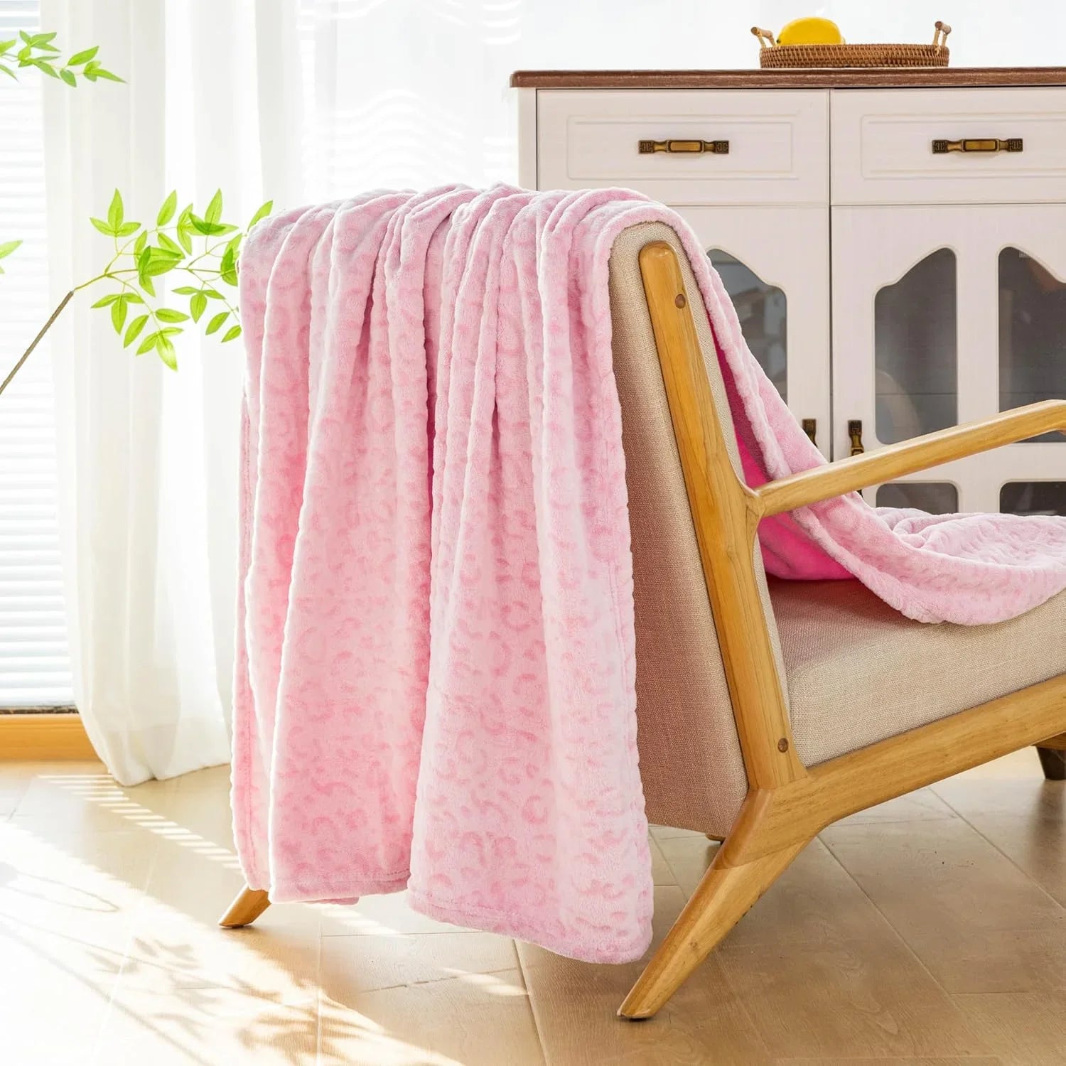 Mjuk soffpläd i leopardmönster draperad över en soffa