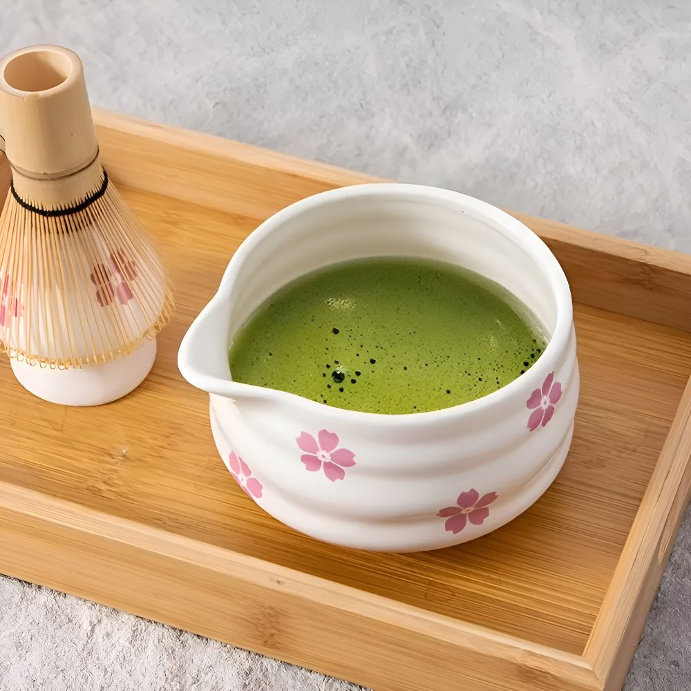 Floral Matcha Set Vit (5-delat) med Hällskål, Chasen Bambusvisp & Hållare – Keramisk Tezeremonisett