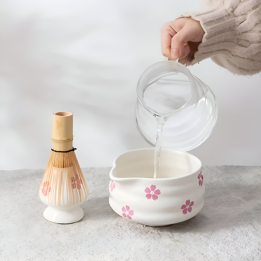 Floral Matcha Set Vit (5-delat) med Hällskål, Chasen Bambusvisp & Hållare – Keramisk Tezeremonisett
