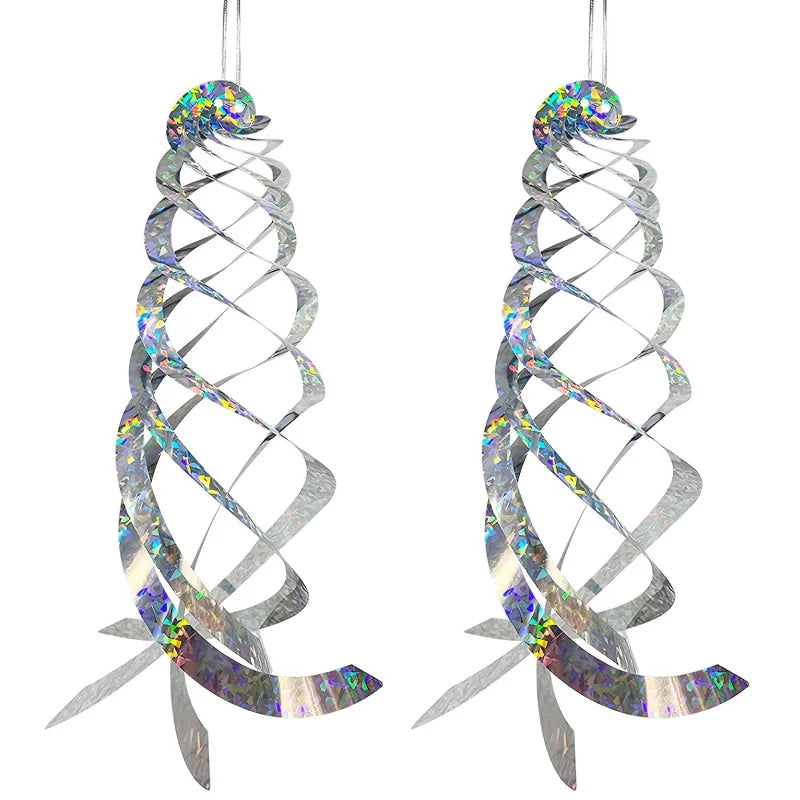 Närbild av hängande reflekterande spiral som skrämmer bort fåglar med ljusreflexer
