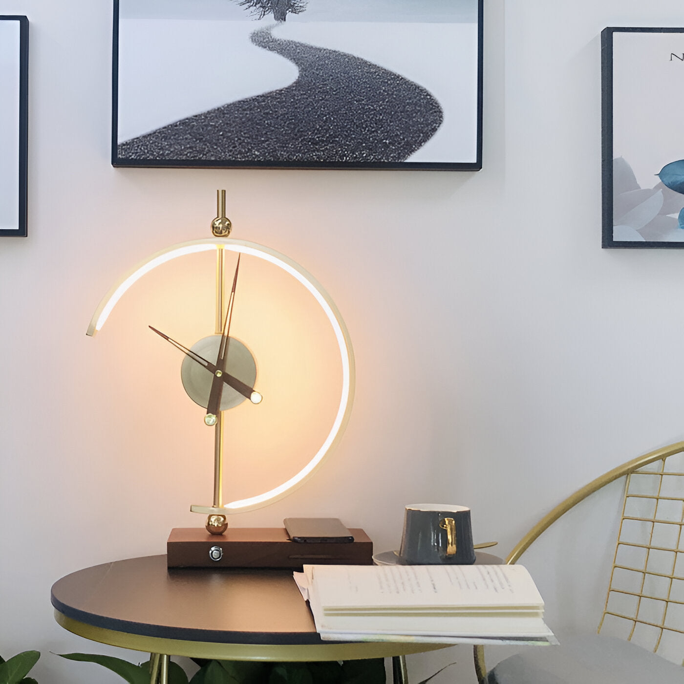 GLux Klocka - LED Bordslampa Gyllene Tid - Geometrisk Qi Trådlös Laddare & Klocka