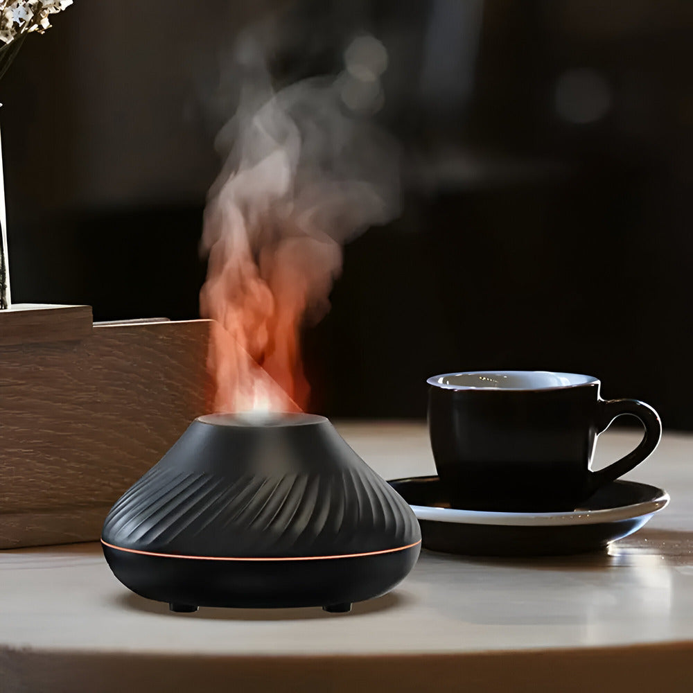 Aromadiffuser som sprider fin dimma på bord i vardagsrum