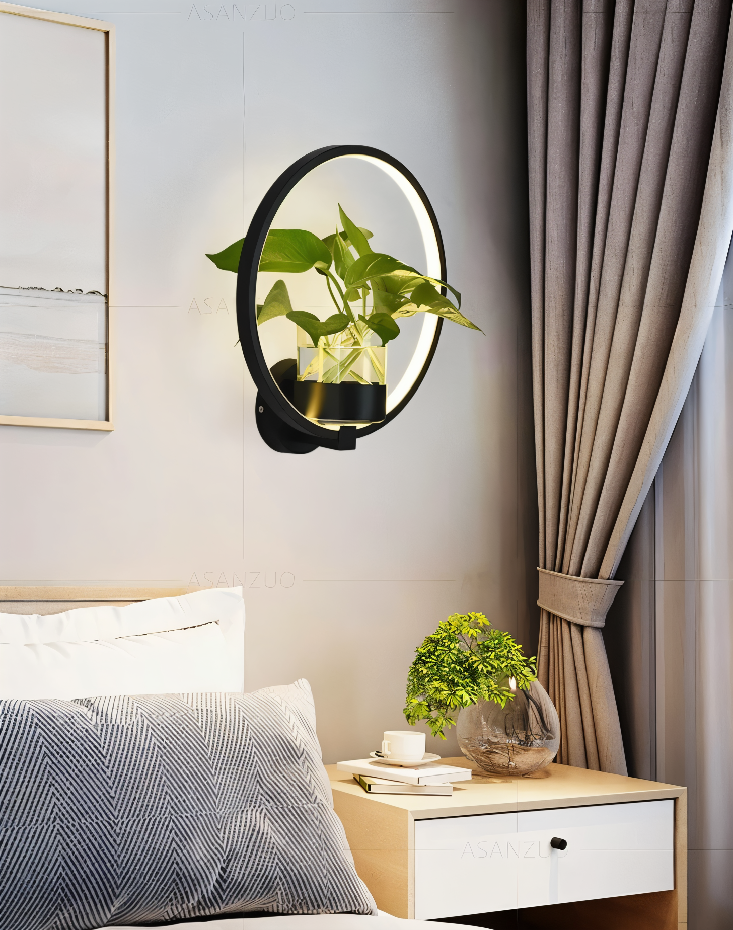 Närbild av vägglampa i järn med rund växthållare och varm LED-belysning