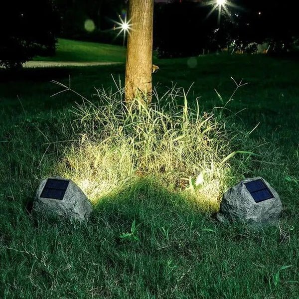 Trädgårdslampa i stenlook sedd från sidan i dagsljus