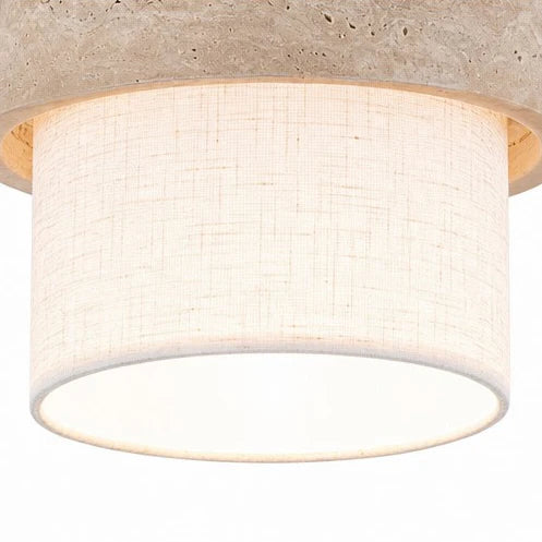 Detaljbild av lampskärm i tyg och fäste i travertin