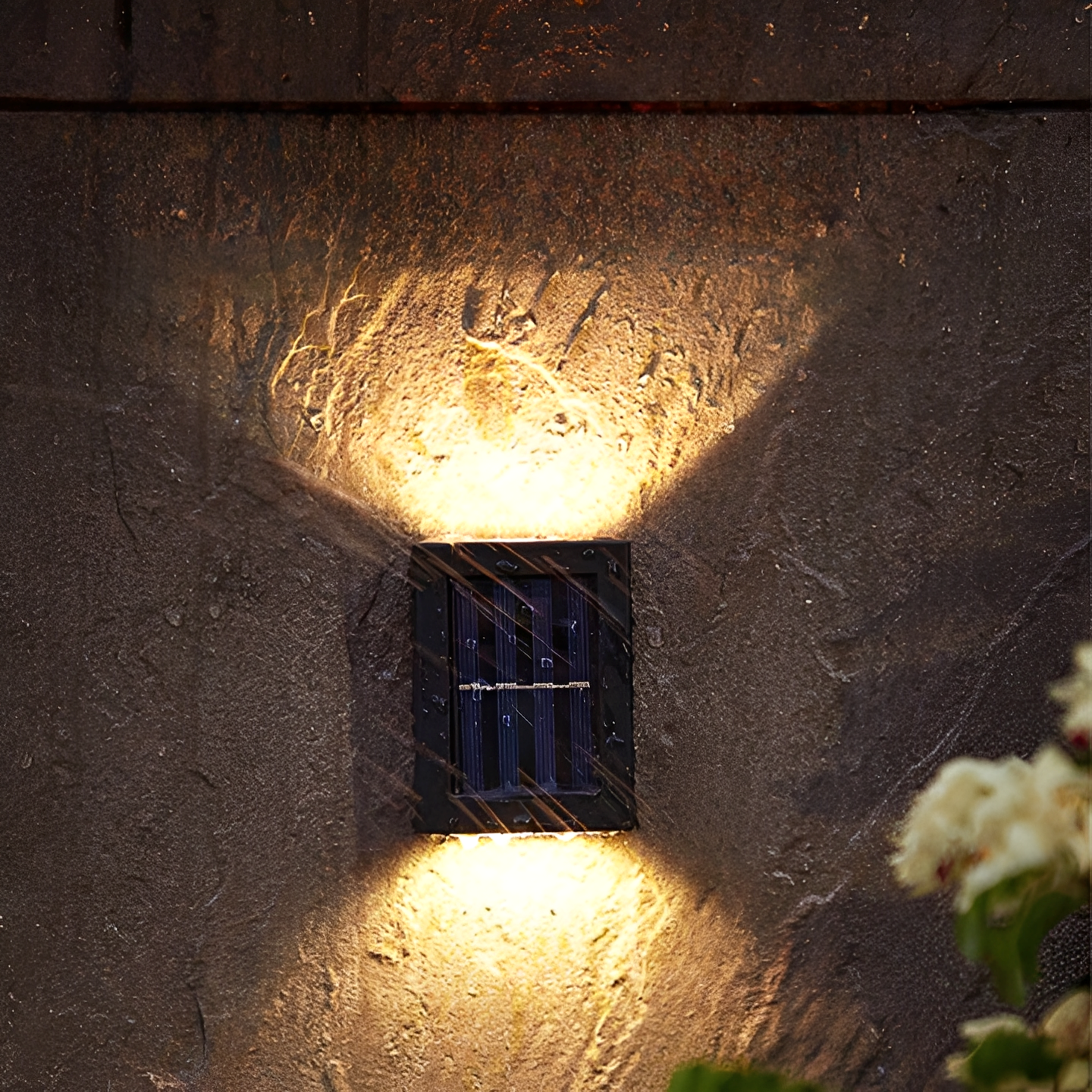 Solarlampa som lyser upp gång i trädgården med varmvit LED