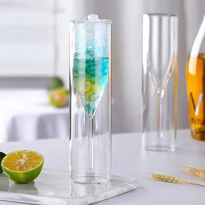 Eleganta champagneglas med svävande effekt mot ljus bakgrund