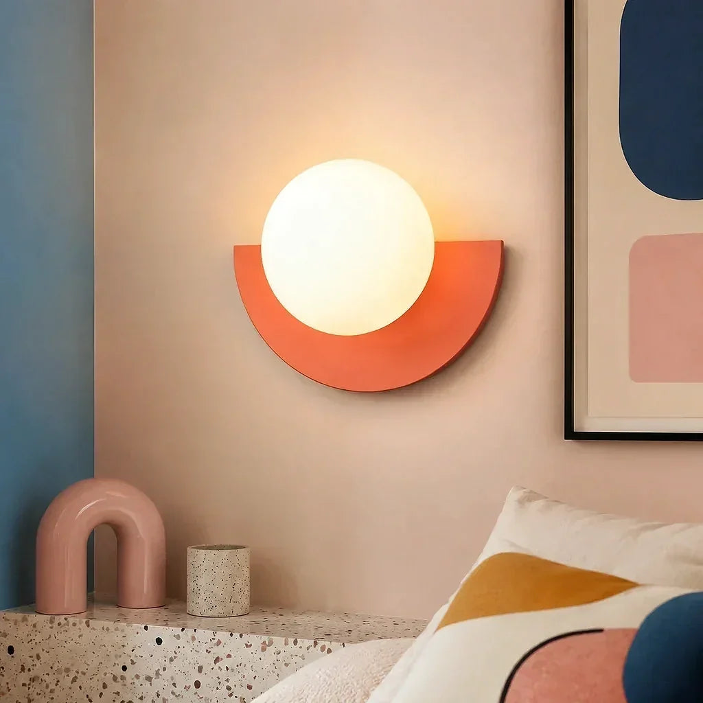 Minimalistisk vägglampa som blickfång i rummet