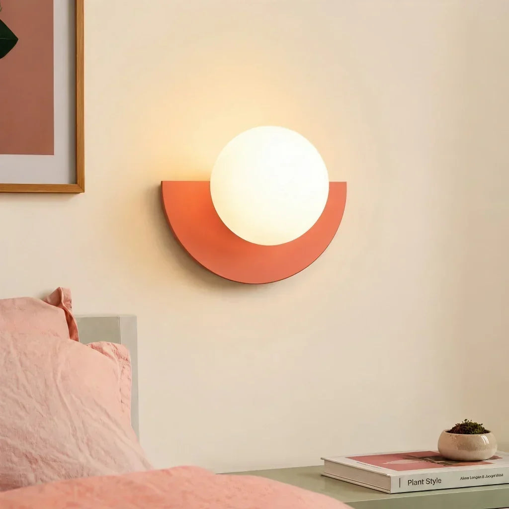 Färgglad design på en stilren vägglampa